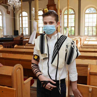 צילום בר מצווה עליה לתורה בבית כנסת