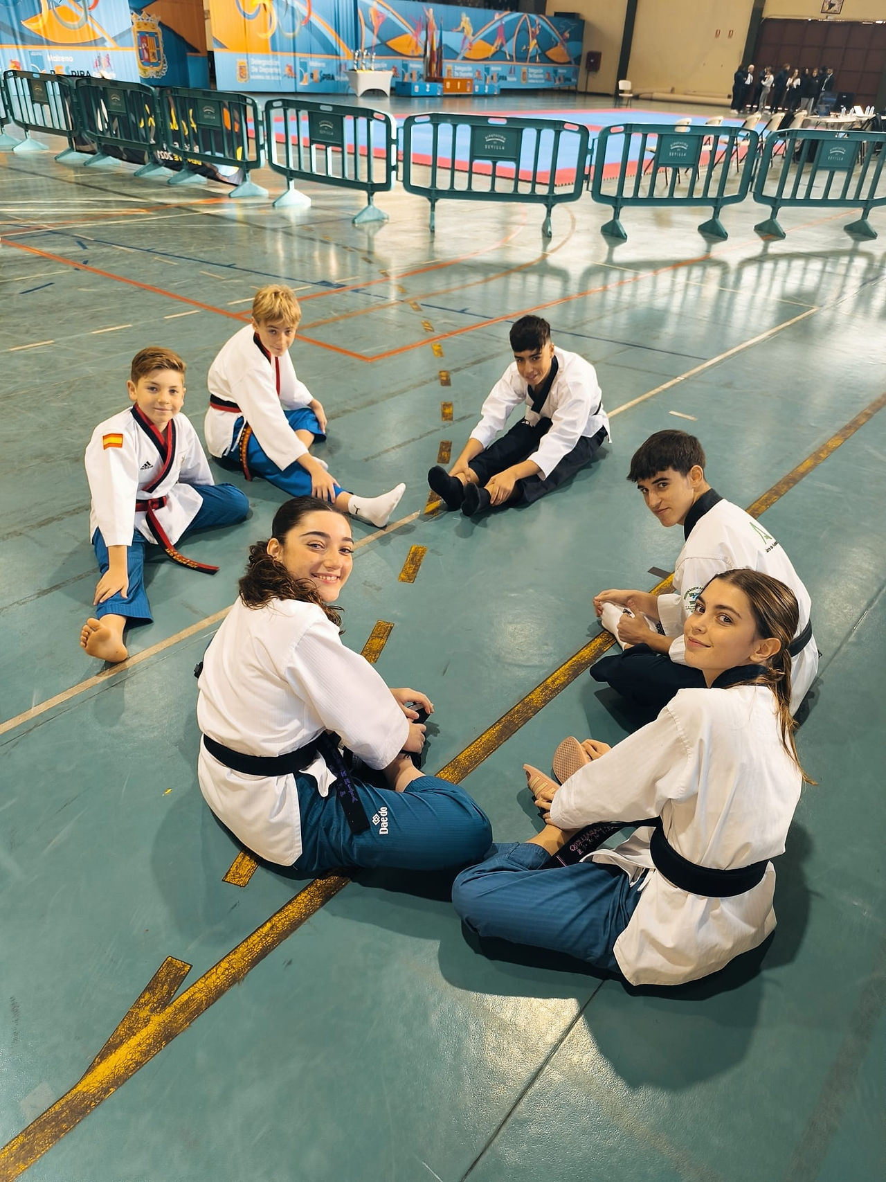 El equipo Taewondo Rubén Hita de Granada calentandose en el campeonato de andalucía