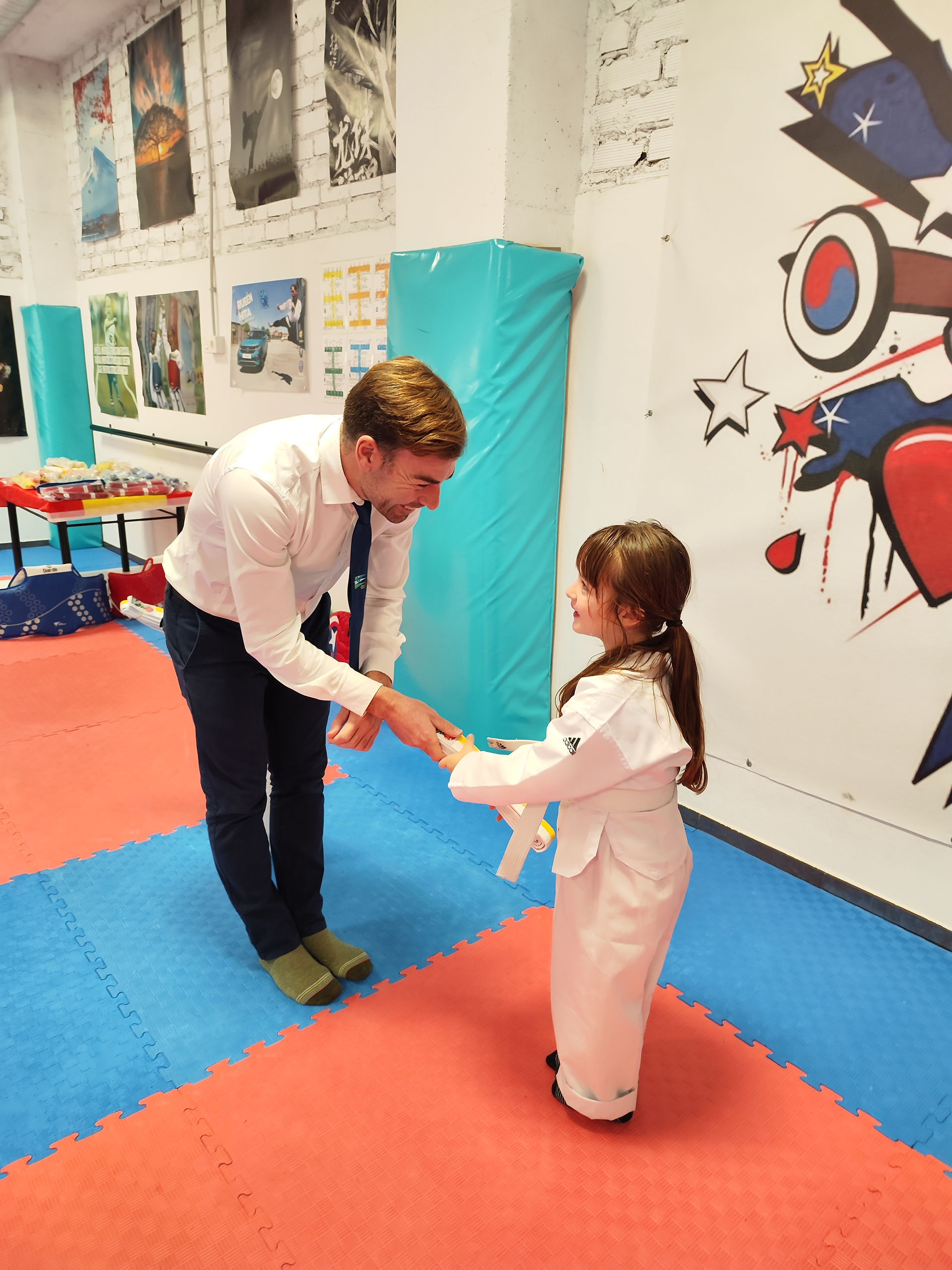 Una niña después de su examen de cinturón de teakwondo