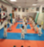 Niños de Taekwondo con sus cinturónes después del examen de cinturón