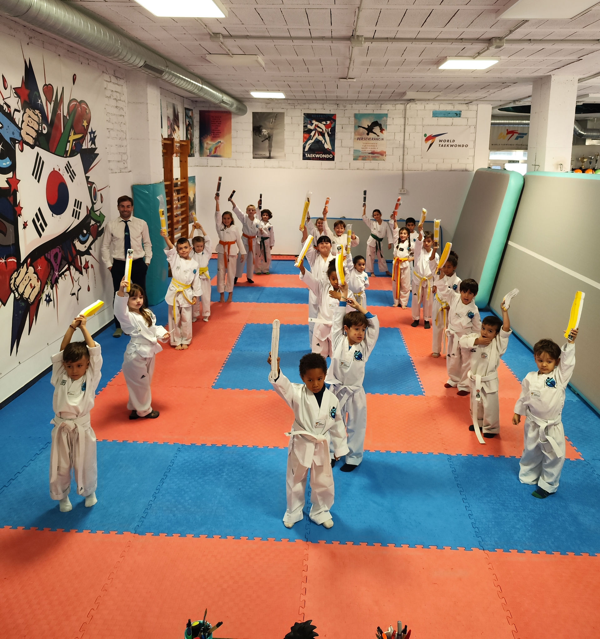 Niños en el exámen de cinturón de Taekwondo Rubén Hita