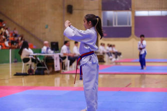 Un niño haciendo poomsae en un campeonato de taekwondo en Granada