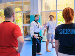 Rubén Hita dirigiendo una clase de taekwondo en Granada