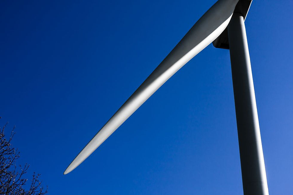 Dans l'infinité azur du ciel estival, une pale lustrée d'une éolienne sculpte avec douceur l'élément aérien imprimée sur plex