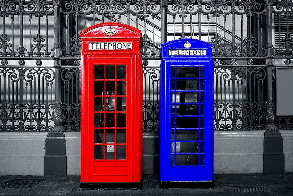 À proximité d'une petite cabine bleue, se dresse une cabine téléphonique rouge, comme si elles appartenaient à l'univers de K