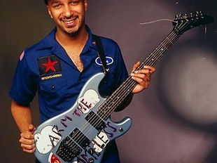 Tom Morello: icônica guitarra Arm The Homeless irá ganhar modelo de assinatura da Fender