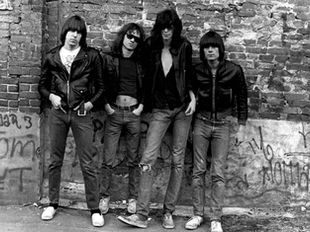 Ramones: matéria especial da revista Spin comemorando os 50 anos do álbum homônimo de estreia