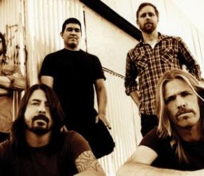Foo Fighters: "continuar com a banda não foi fácil e pareceu estranho por um tempo, pois éramos como melhores amigos e irmãos", sobre o falecimento de Taylor Hawkins
