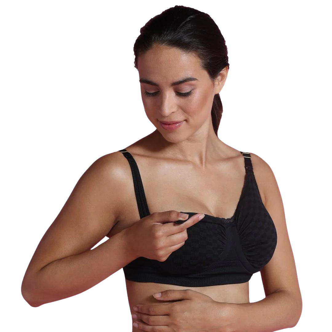 Mujer usando el sujetador de lactancia Carri-Gel Carriwell en color negro.