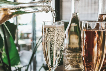 Symbolbild: Bei einer Feier zum Jubiläum oder Geburtstag wird Champagner ins Glas gefüllt.