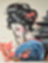 à droite nous avons un visage de geisha d'une douceur intense, entourée d'une branche de cerisier japonais. cette peinture a été réalisée chez un tatoueur de Villefranche-sur-Saône
