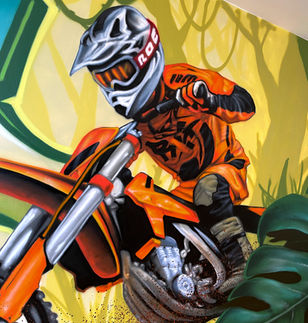 décoration street art d'une chambre avec le prénom de l'enfant en graffiti, un jeune motard en tenue super cross sur une KTM orange, dans un décor de jungle verte
