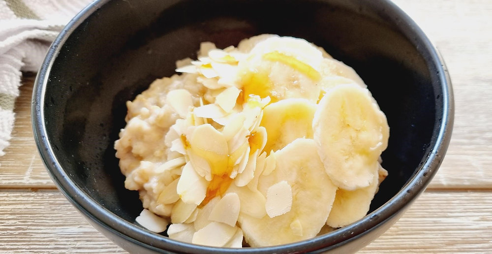 Banana and almonds porridge