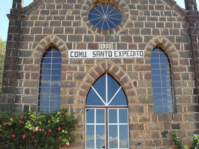 Santo Expedito em uma bela igreja de pedras .
