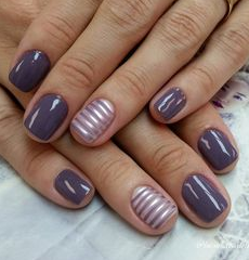 striped accent color nail design
