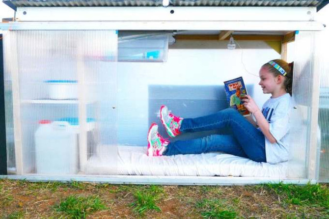 Menina de 10 anos constrói casa compacta com energia solar