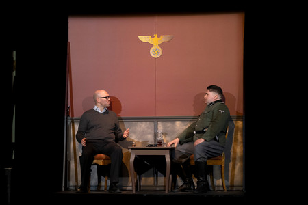 Mann og tysk offiser ved et bord