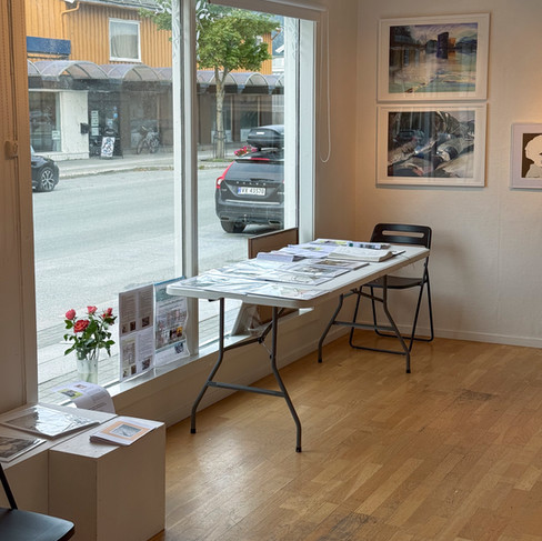 Utstillingslokale med vindu ut mot gata