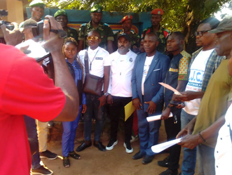 KASAÏ : Le Major Mukambilwa satisfait de soutien de l'union de jeunes de l'UJCC apporté aux FARDC .