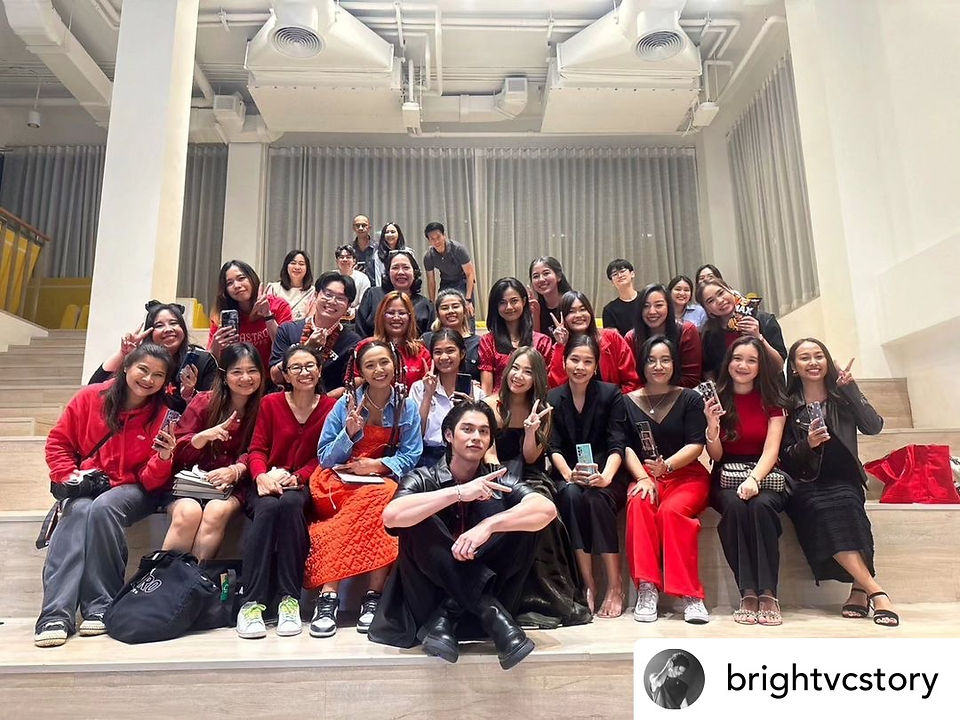 ผู้หญิง และผู้ชาย จำนวนมาก ใส่ชุดสีดำแดง 