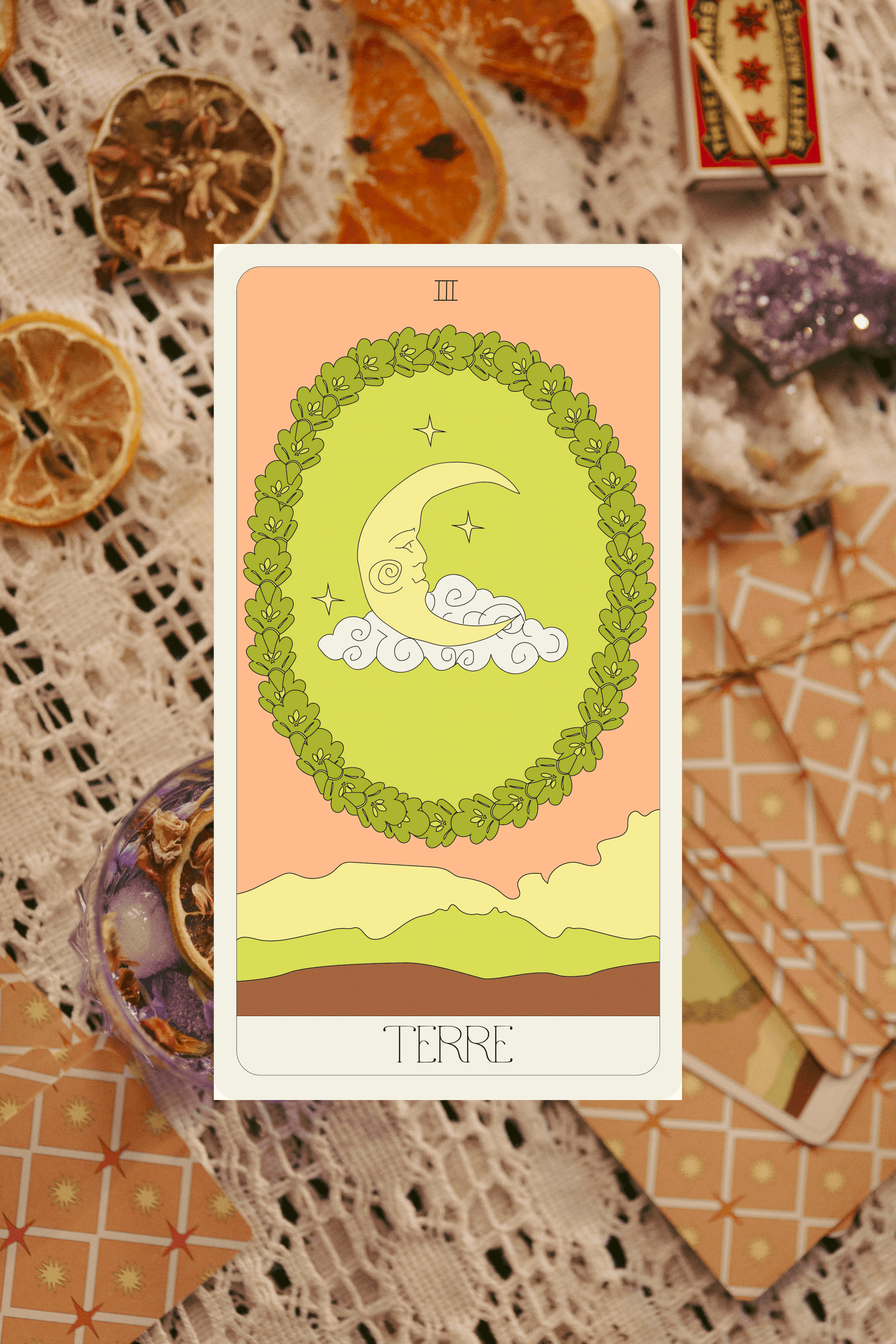 Illustration créée par Camille Rouas pour le jeu de tarot inspiré par Pamela Colman Smith, intégrant des éléments mystiques