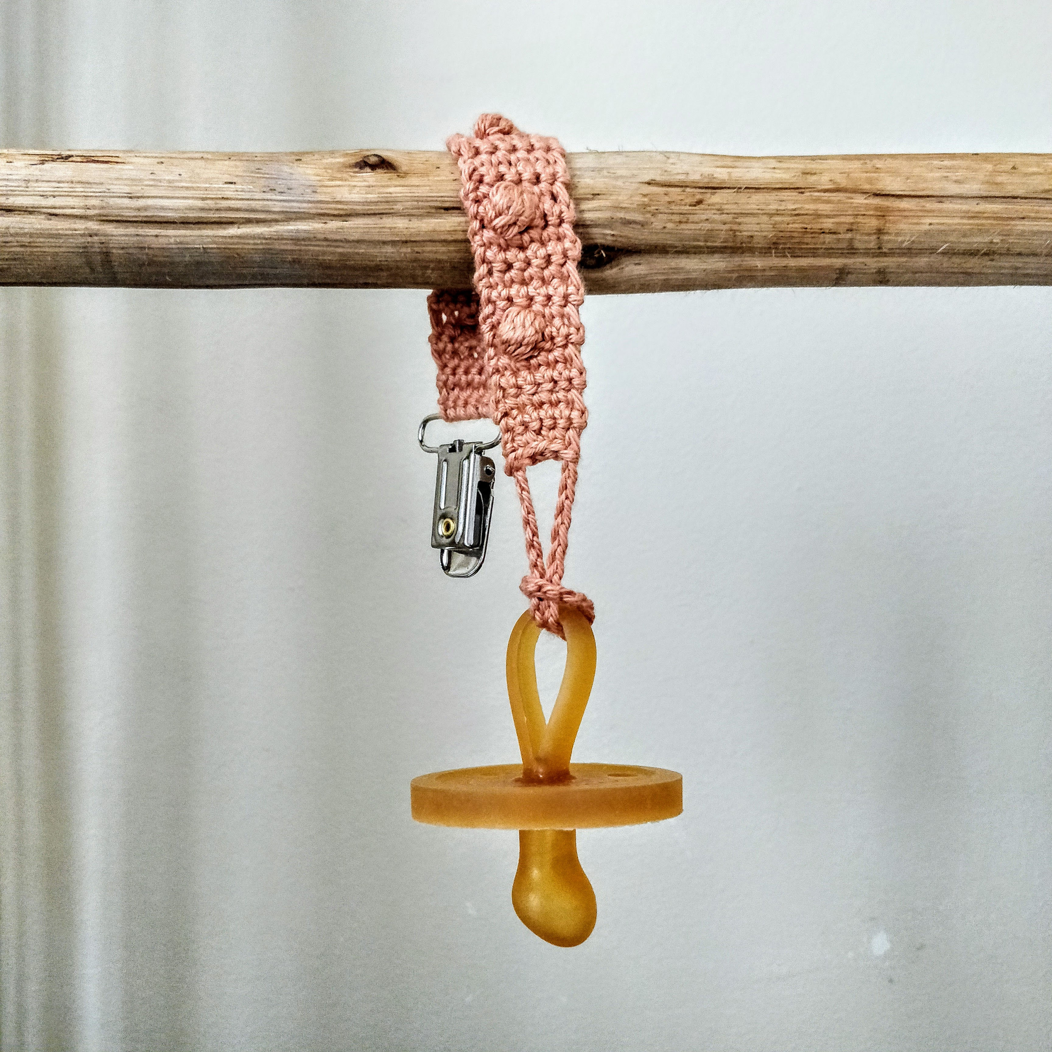 Attache suce en crochet, une création Ptit Ouèré, boutique pour bébé à Montréal