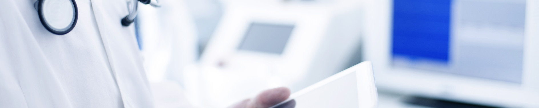 Doctor que usa la tableta digital