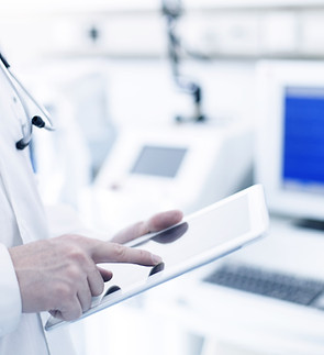 Medico che utilizza il tablet