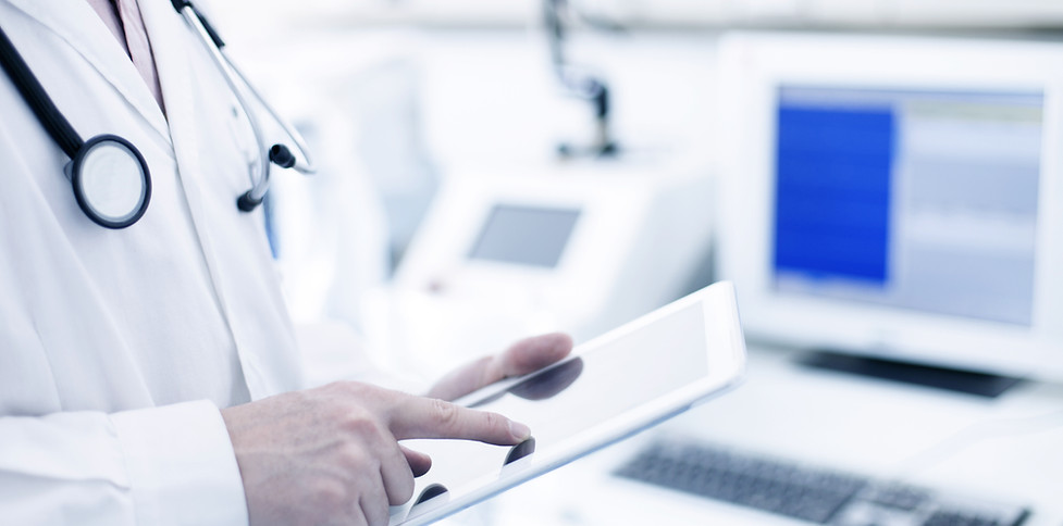 Doctor que usa la tableta digital