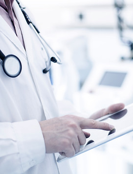 Doctor que usa la tableta digital