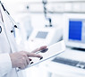 Médico usa a tabuleta digital