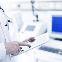 Docteur En utilisant la tablette numériq