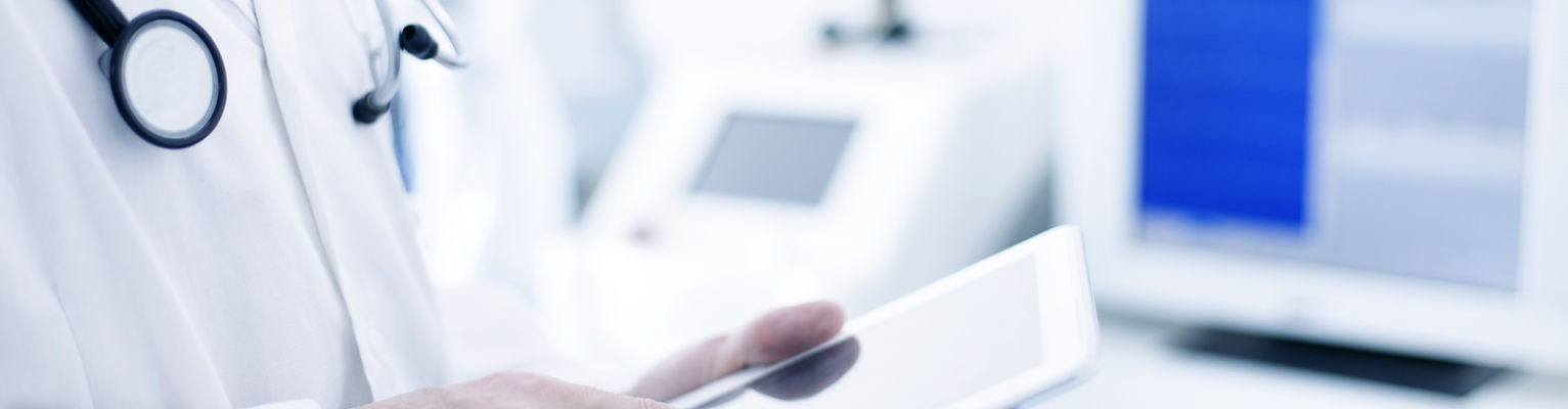 Medico che utilizza il tablet