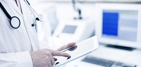 Doctor que usa la tableta digital
