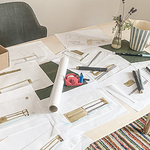 Schreibtisch mit Papier und Konstruktionszeichnungen