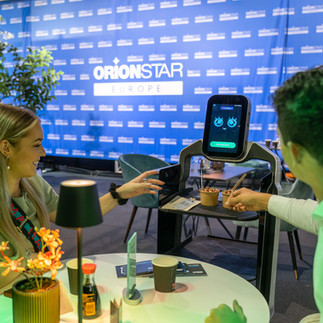 restaurant robot, Lucki serving food and drinks