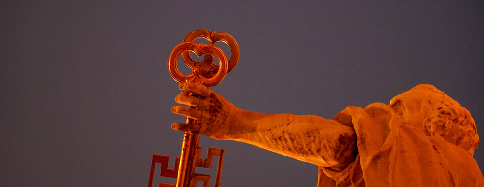 Statue des hl. Petrus mit Stadtschlüssel vorm Salzburger Dom