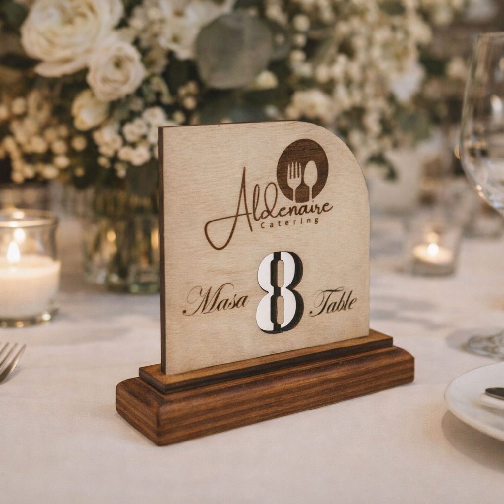 Ahşap Restoran Masa Numarası – Lazer Kazıma Logolu, Standlı Masa Numara Tabelası