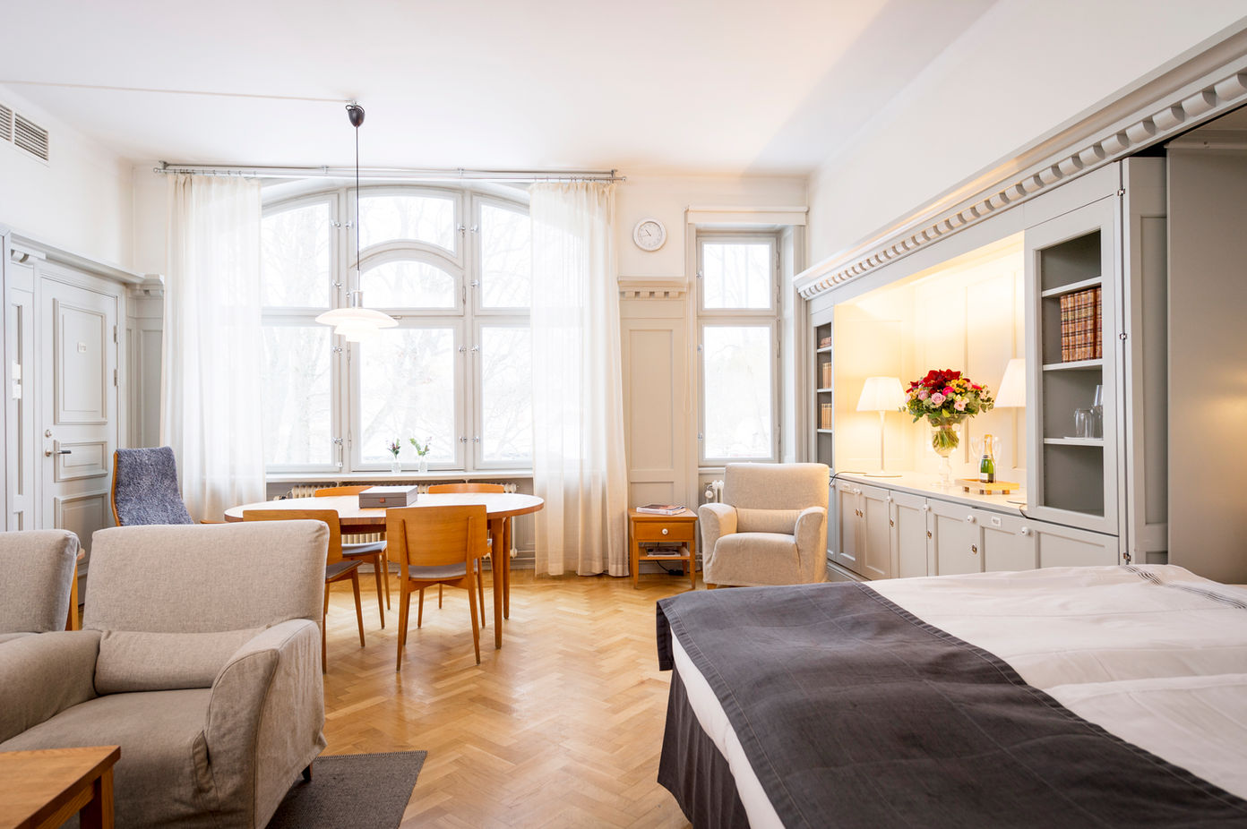 Lyxigt boende i Sigtuna – rymligt hotellrum med historisk charm och modern design.