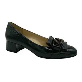 Svarta lackade pumps med elegant accessoar, tillverkade i Italien.