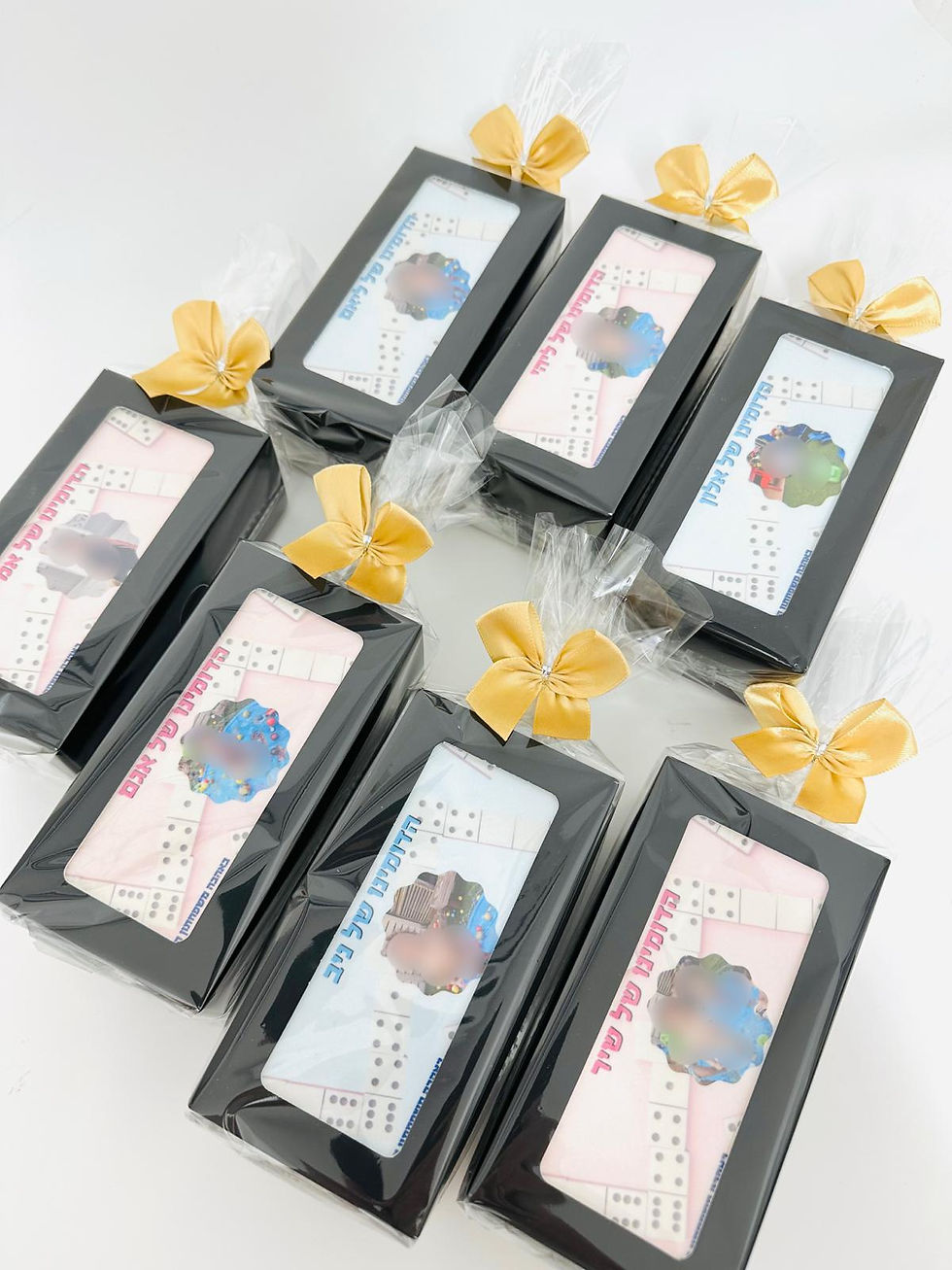 תמונה ממוזערת: משחק דומינו מעץ עם תמונות אישיות