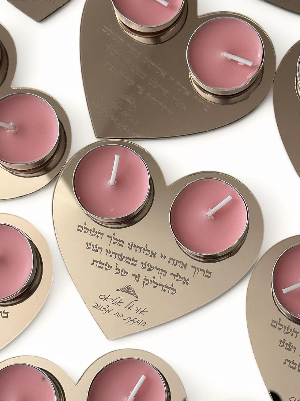 תמונה ממוזערת: מעמד נרות לב אקריליק עם חריטה