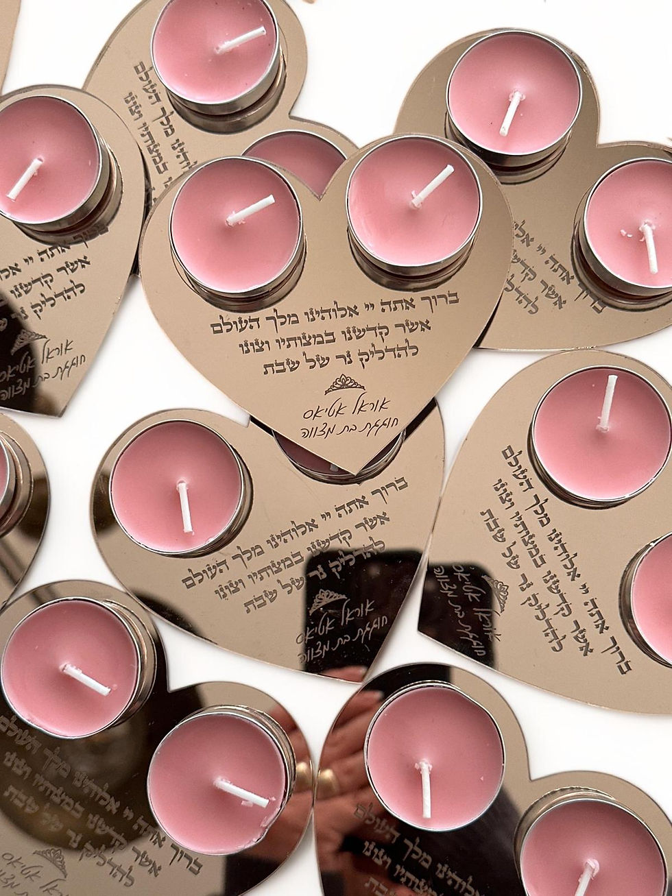 תמונה ממוזערת: מעמד נרות לב אקריליק עם חריטה