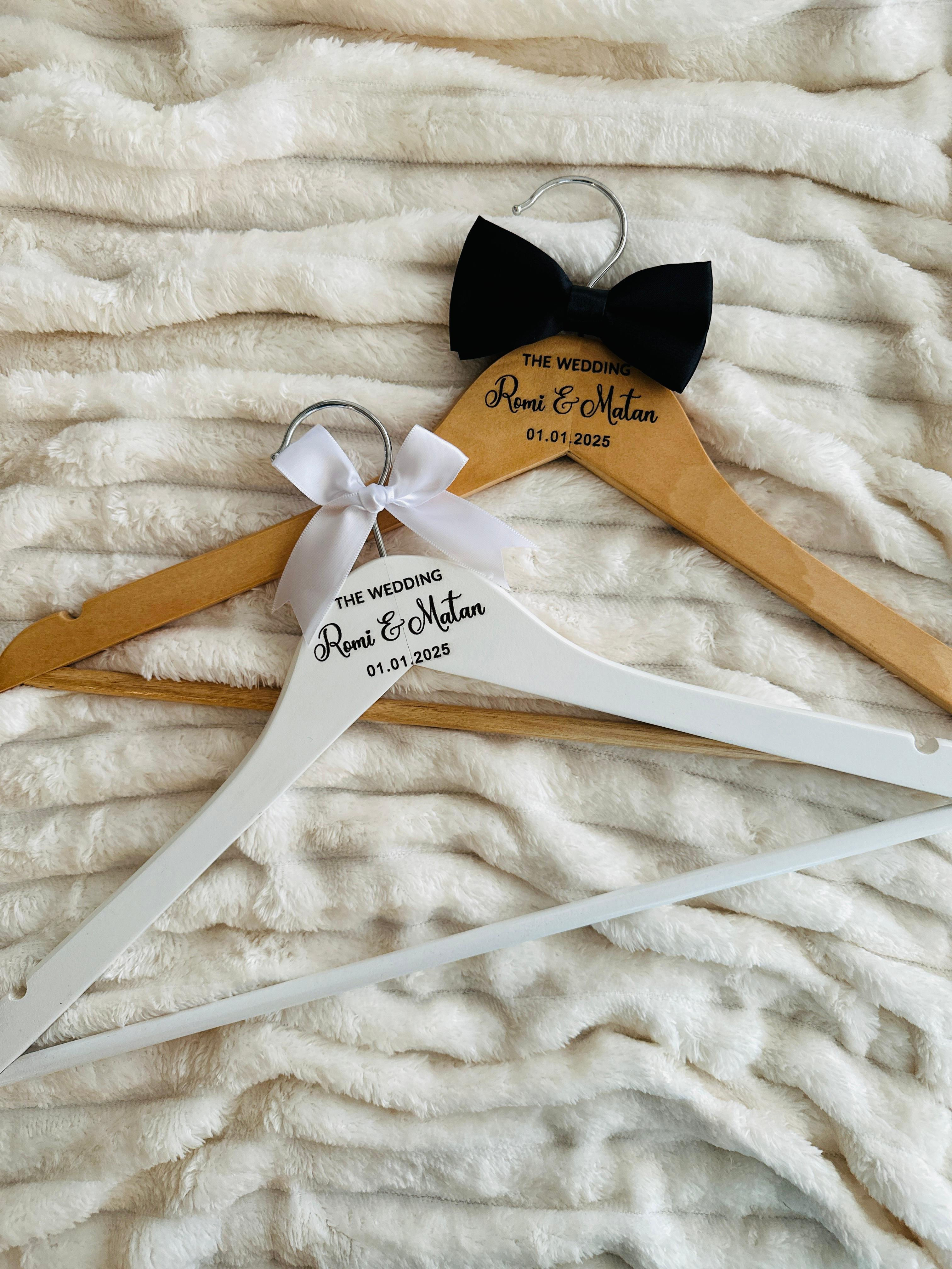 קולב עץ עם חריטה אישית לחתונה