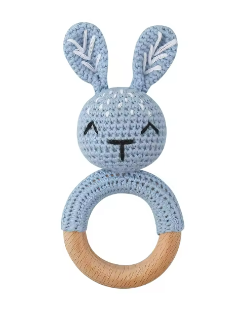 תמונה ממוזערת: רעשן סרוג לתינוק בשילוב במבוק עם חריטת לייזר