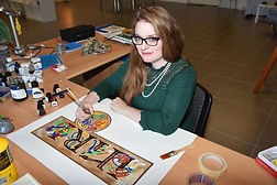 Sophie Dupont, gaphiste et illustratrice en Valais, entrain de dessiner des entrelacs celte