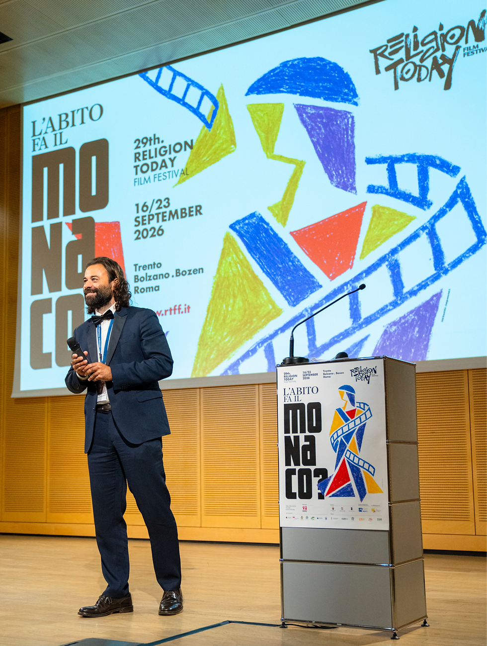 Director Andrea Morghen presents the festival's awards.
