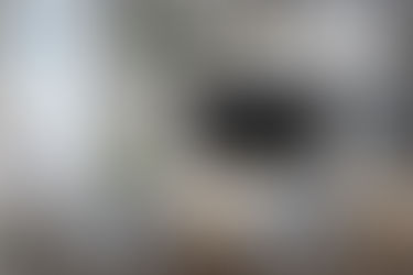 Mesa de refeições é o centro deste apartamento