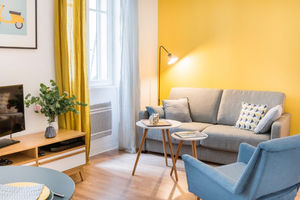 Pequeno apartamento cheio de cores