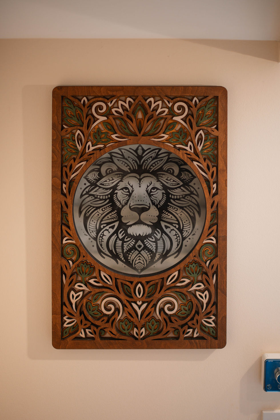 Thumbnail: Multi-layer frame with lion head and intricate leaf pattern.